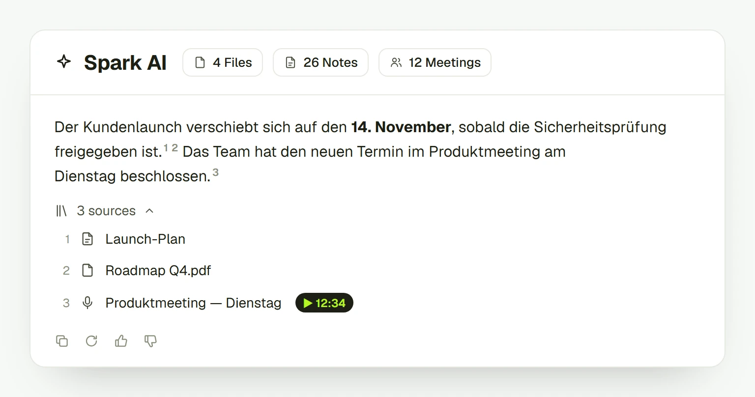 Illustration von Spark AI in 5DAYS: eine Antwort zu einem Launch-Termin, gefolgt von ihren drei Quellen — eine Notiz, ein PDF und die Aufnahme eines Produktmeetings, die bei 12:34 startet.